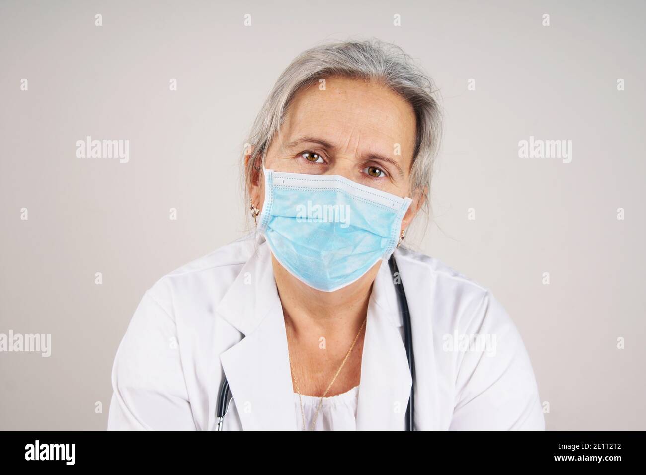 Erschöpft müde und überarbeiteten Krankenschwester oder Arzt, COVID-19 Konzept Stockfoto