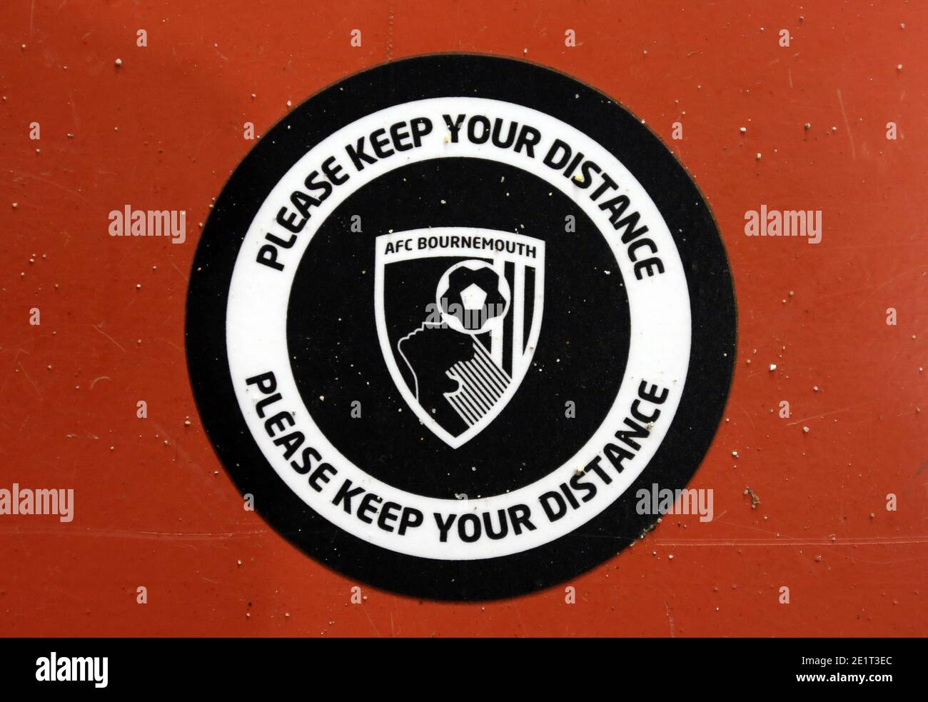 A Bitte halten Sie Ihren Distanzaufkleber im Vitality Stadium, Bournemouth. Stockfoto