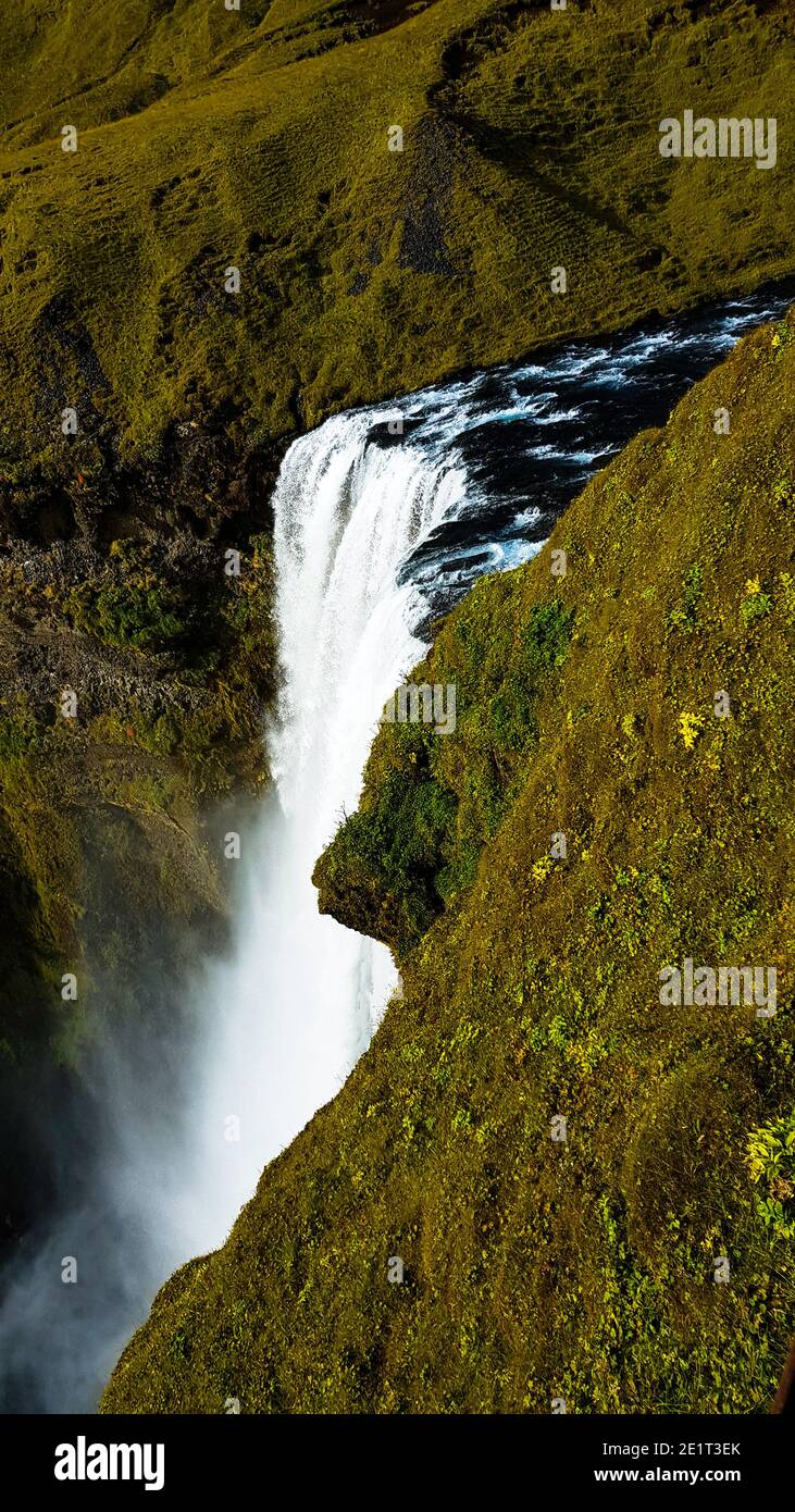 Landschaftsfotografie von Wasserfällen während einer alleinfahrenden Fahrt durch die Landschaft Island Stockfoto