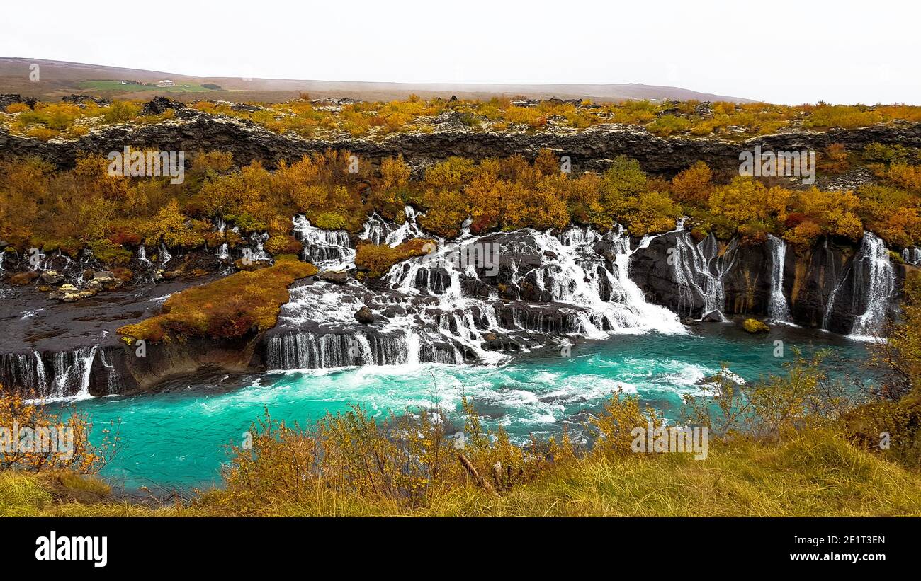 Landschaftsfotografie von Wasserfällen während einer alleinfahrenden Fahrt durch die Landschaft Island Stockfoto