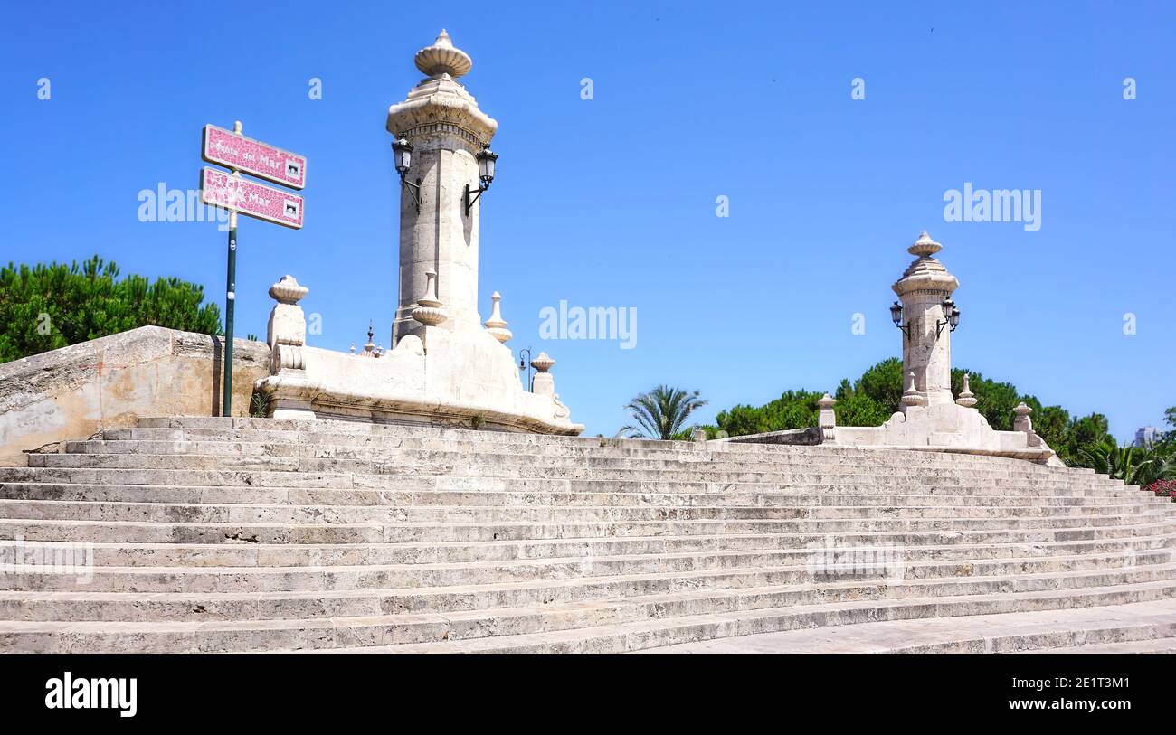 Valencia, Spanien - 27. Juli 2017: Blick auf den Abschnitt der Puente de la Mar, der das trockene Flussbett der Turia überquert.der Fluss wurde umgeleitet, um Flo zu verhindern Stockfoto