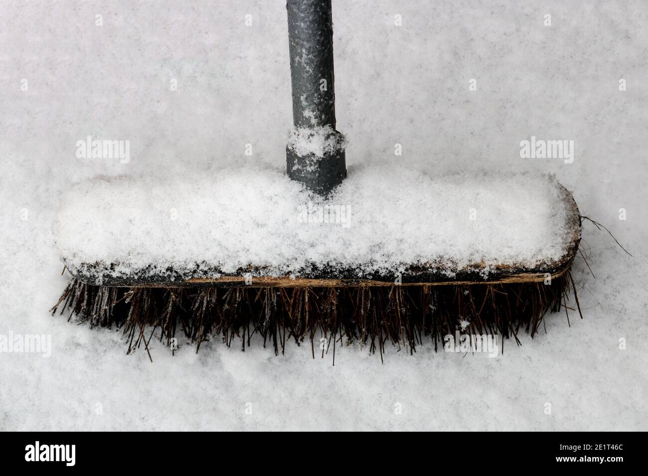 Besen Auf Dem Schnee Im Winter Stockbild - Bild von reinigung