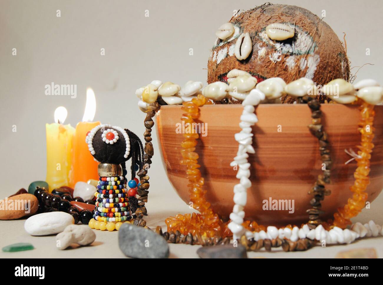 Okkulter Altar für afrikanische Götter. Schamanismus Stockfoto