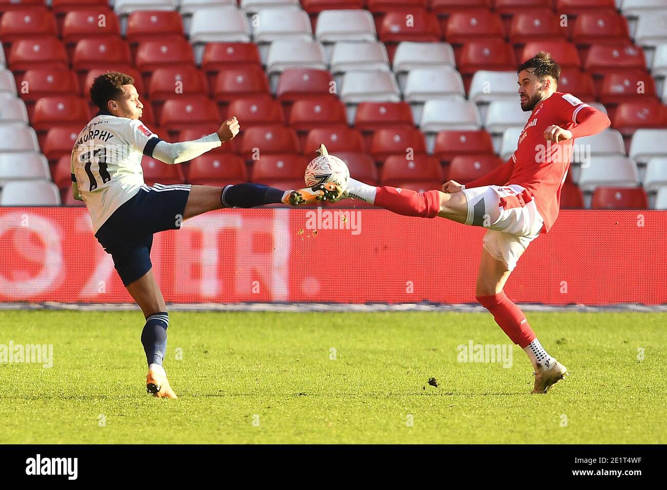 NOTTINGHAM, ENGLAND. 9. JANUAR Josh Murphy von Cardiff City kämpft mit Carl Jenkinson (16) von Nottingham Forest während des FA Cup Spiels zwischen Nottingham Forest und Cardiff City am City Ground, Nottingham am Samstag, 9. Januar 2021. (Kredit: Jon Hobley - MI News) Kredit: MI Nachrichten & Sport /Alamy Live Nachrichten Stockfoto