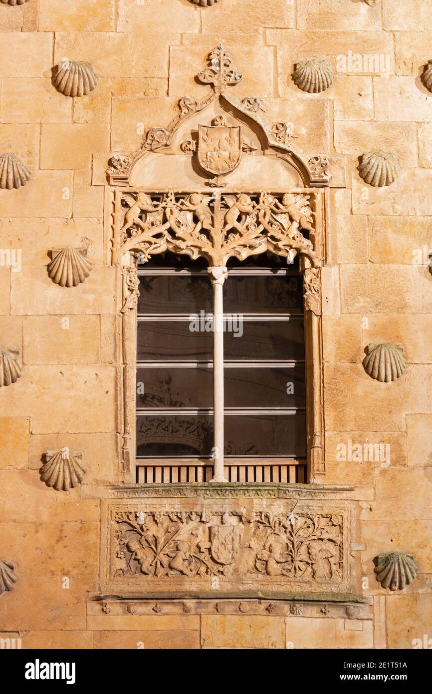 SALAMANCA, SPANIEN, APRIL - 17, 2016: Die Renaissance - gotische Weinhaus der Casa de las Conchas - Haus der Muscheln Stockfoto