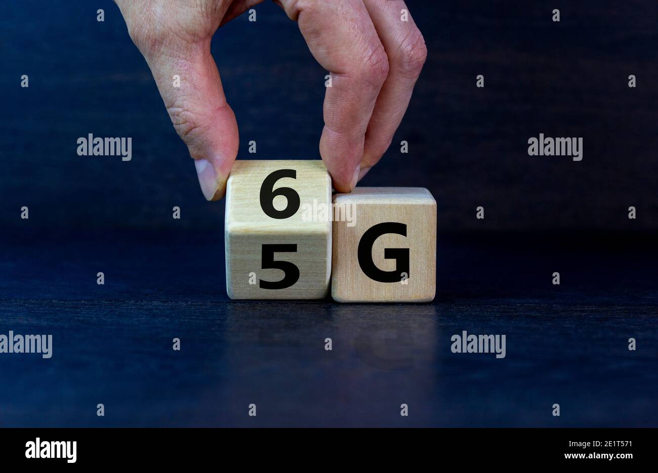 Zeit bis 6G-Symbol. Männliche Hand dreht Holzwürfel und ändert Zeichen 5G auf 6G. Technologie, Business, Netzwerk, Kommunikation und 6G-Konzept. Wunderschön dunkel Stockfoto