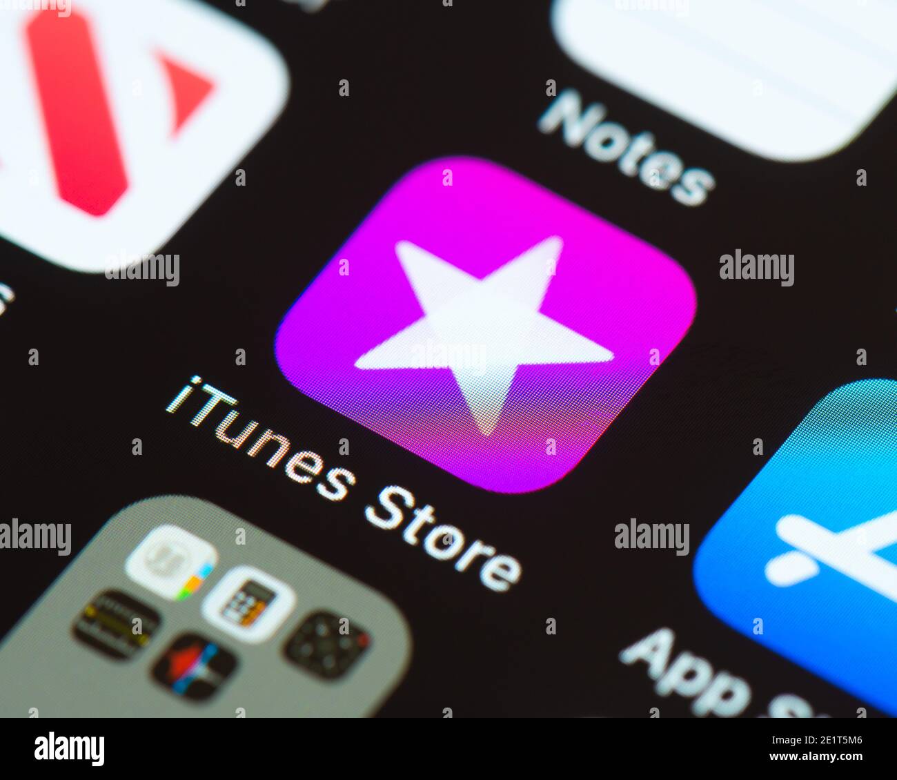 ITunes Store App-Symbol auf dem Apple iPhone-Bildschirm. Der iTunes Store ist ein digitaler Online-Medienspeicher. Stockfoto