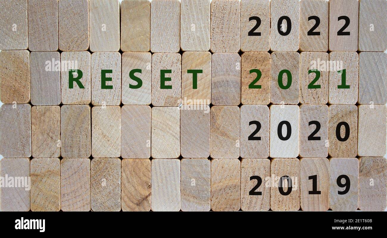 2021 Neues Jahr-Symbol zurücksetzen. Holzblöcke mit der Aufschrift 'Set 2021'. 2019, 2020, 2022 Nummern. Schöner Holzhintergrund, Kopierraum. Bus Stockfoto