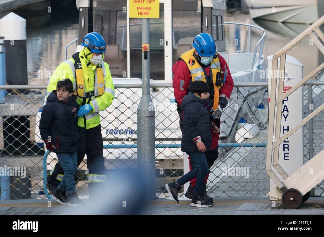 Sovereign Harbour, Eastbourne, East Sussex, Großbritannien. Januar 2021. Mehr als dreißig Migranten kommen an Bord eines RNLI-Rettungsboots an dieser South Coast Marina an. Die Geretteten, darunter eine Reihe von Kindern, waren von einem Schiff, das die vielbefahrene Schifffahrt des Ärmelkanals überquerte. Grenztruppen, die von der Sussex-Polizei und der RNLI unterstützt wurden, waren an diesem eisigen Nachmittag vor Ort, um die geretteten an Land zu bringen. Quelle: Alan Fraser/Alamy Live News Stockfoto