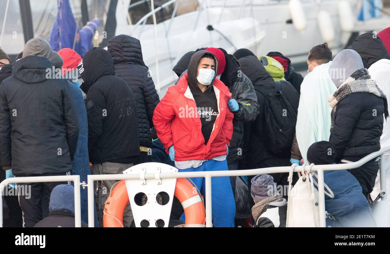 Sovereign Harbour, Eastbourne, East Sussex, Großbritannien. Januar 2021. Mehr als dreißig Migranten kommen an Bord eines RNLI-Rettungsboots an dieser South Coast Marina an. Die Geretteten, darunter eine Reihe von Kindern, waren von einem Schiff, das die vielbefahrene Schifffahrt des Ärmelkanals überquerte. Grenztruppen, die von der Sussex-Polizei und der RNLI unterstützt wurden, waren an diesem eisigen Nachmittag vor Ort, um die geretteten an Land zu bringen. Quelle: Alan Fraser/Alamy Live News Stockfoto