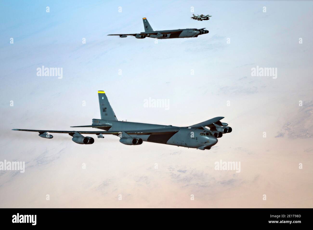 Saudi-Arabien, Saudi-Arabien. Januar 2021. Die strategischen Bomberflugzeuge der US Air Force B-52 Stratofortress werden von den F-16 Kampfflugzeugen der US Air Force begleitet, die Falcon bekämpfen, während sie den saudischen Luftraum am 7. Januar 2021 in Saudi-Arabien überfliegen. Der Bomber und die Eskorte sind eine Show der Force Mission als Botschaft an den Iran. Quelle: Planetpix/Alamy Live News Stockfoto