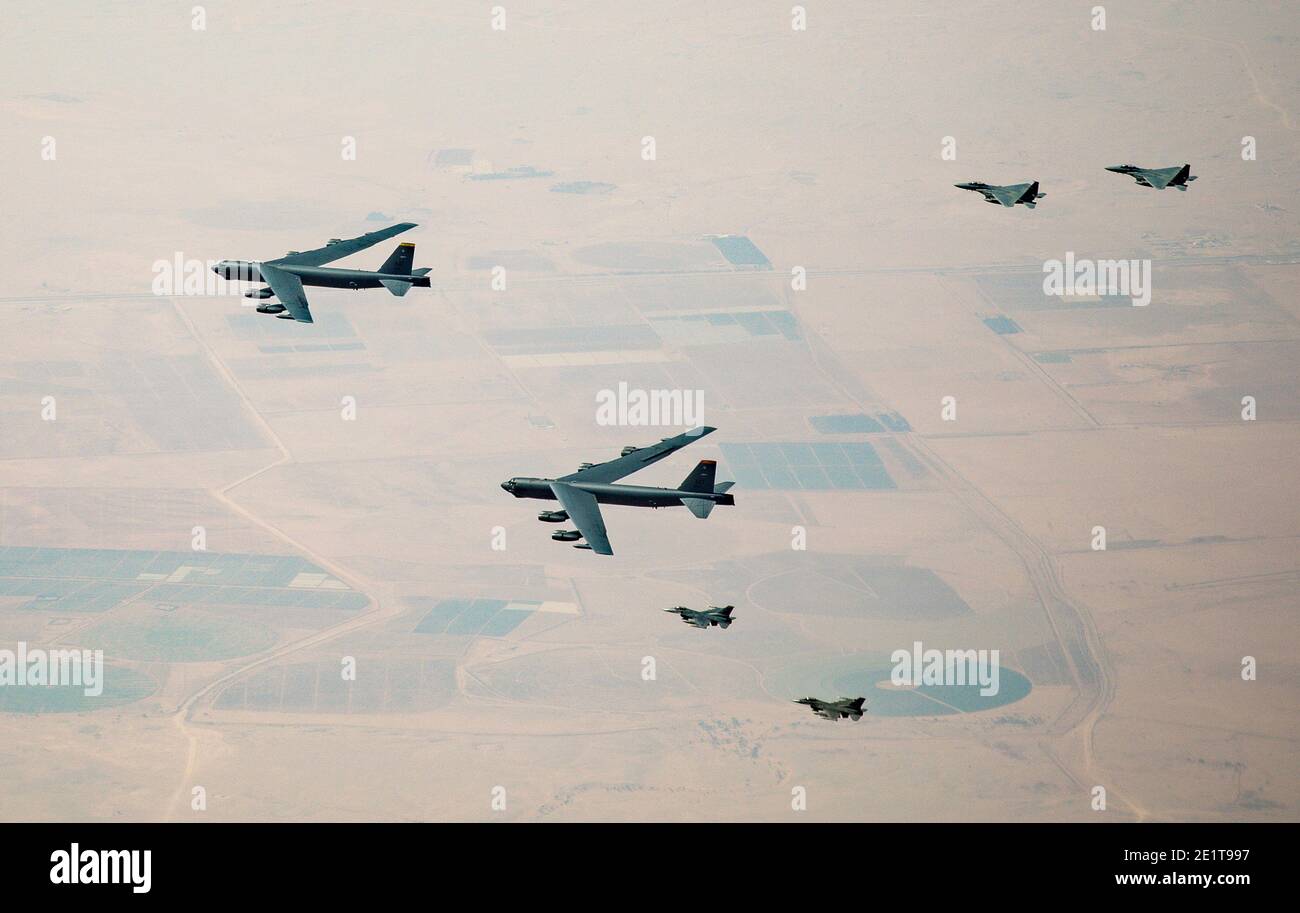 Saudi-Arabien, Saudi-Arabien. Januar 2021. Die strategischen Bomberflugzeuge der US Air Force B-52 Stratofortress werden von den Royal Saudi Arabian Air Force F-15S/A Kämpfern rechts und der US Air Force F-16 begleitet, die Falcons bekämpfen, während sie den saudischen Luftraum am 7. Januar 2021 in Saudi-Arabien überfliegen. Der Bomber und die Eskorte sind eine Show der Force Mission als Botschaft an den Iran. Quelle: Planetpix/Alamy Live News Stockfoto