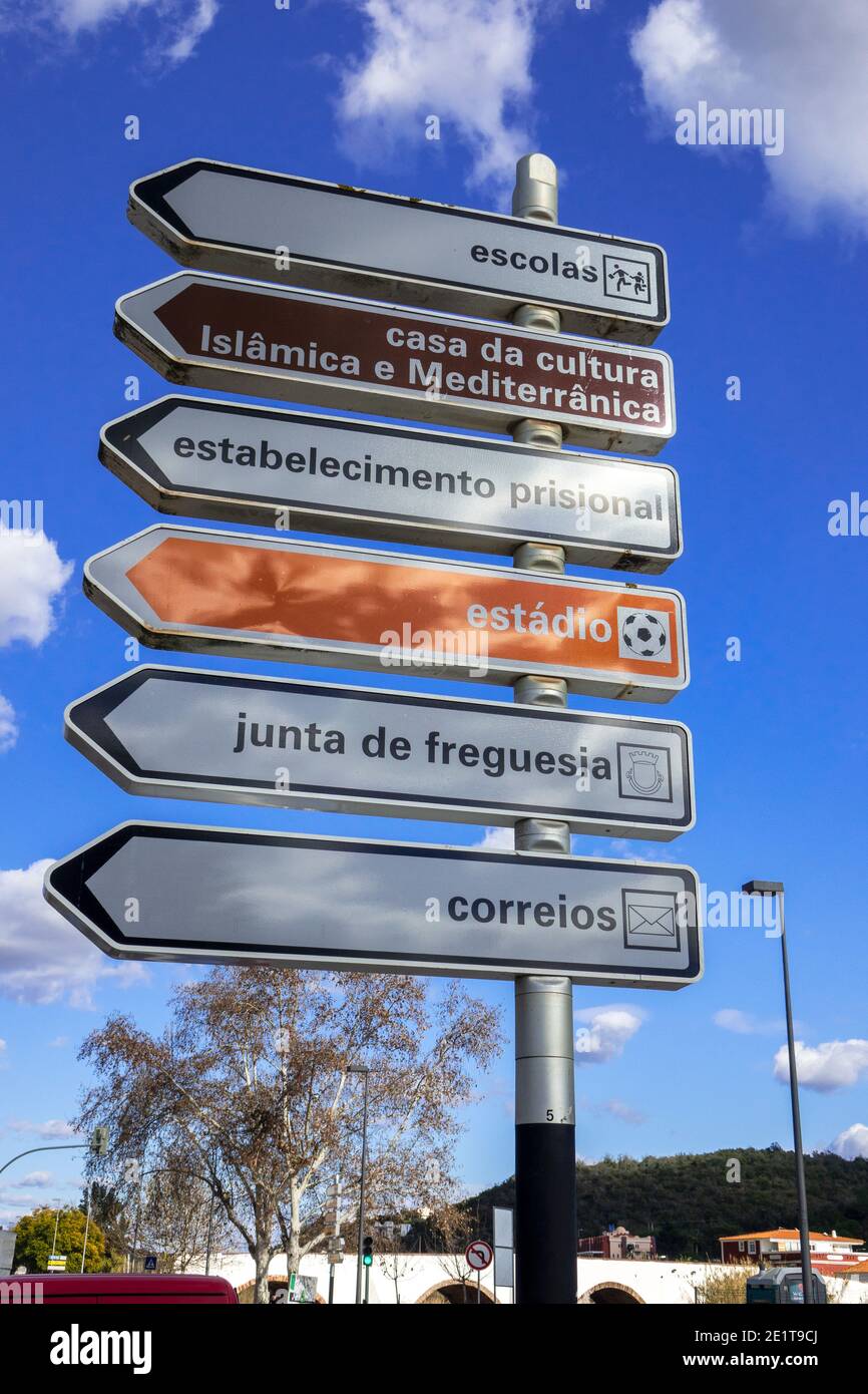 Straßenschilder Für Sehenswürdigkeiten In Silves Stadtzentrum, Silves Algarve Portugal Stockfoto