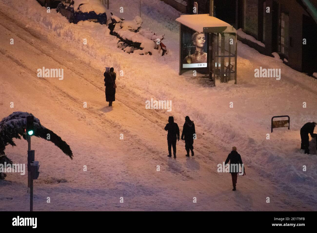 Madrid, Spanien. Januar 2021. Menschen, die mitten auf der Straße durch den Sturm von Filomena, der einen historischen Schneefall in Madrid verursacht, mit Schnee bedeckt sind. Autos können wegen des Schnees nicht fahren. Álvaro Laguna/Alamy Live News Stockfoto