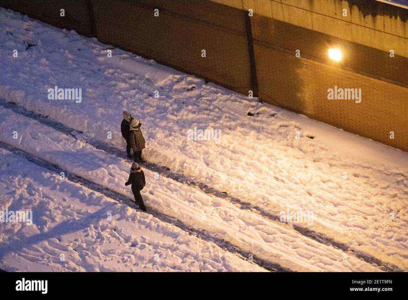 Madrid, Spanien. Januar 2021. Die Menschen in einem Tunnel sind für Autos gesperrt, weil die Straße von Schnee bedeckt ist. Álvaro Laguna/Alamy Live News Stockfoto