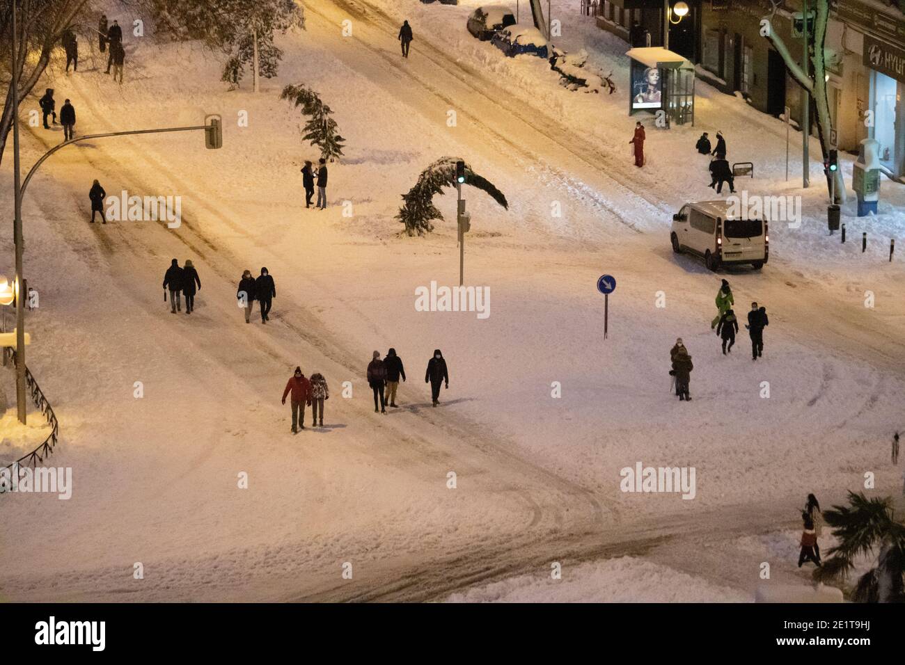 Madrid, Spanien. Januar 2021. Menschen, die mitten auf der Straße durch den Sturm von Filomena, der einen historischen Schneefall in Madrid verursacht, mit Schnee bedeckt sind. Autos können wegen des Schnees nicht fahren. Álvaro Laguna/Alamy Live News Stockfoto