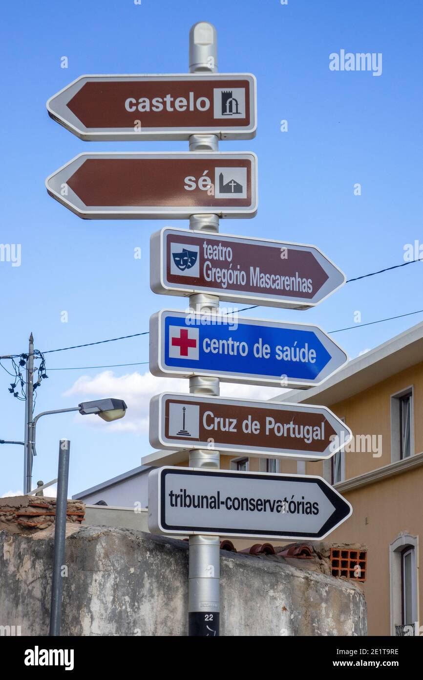 Stadtzentrum Von Silves Sehenswürdigkeiten Richtung Straßenschilder In Silves Die Algarve Portugal Stockfoto