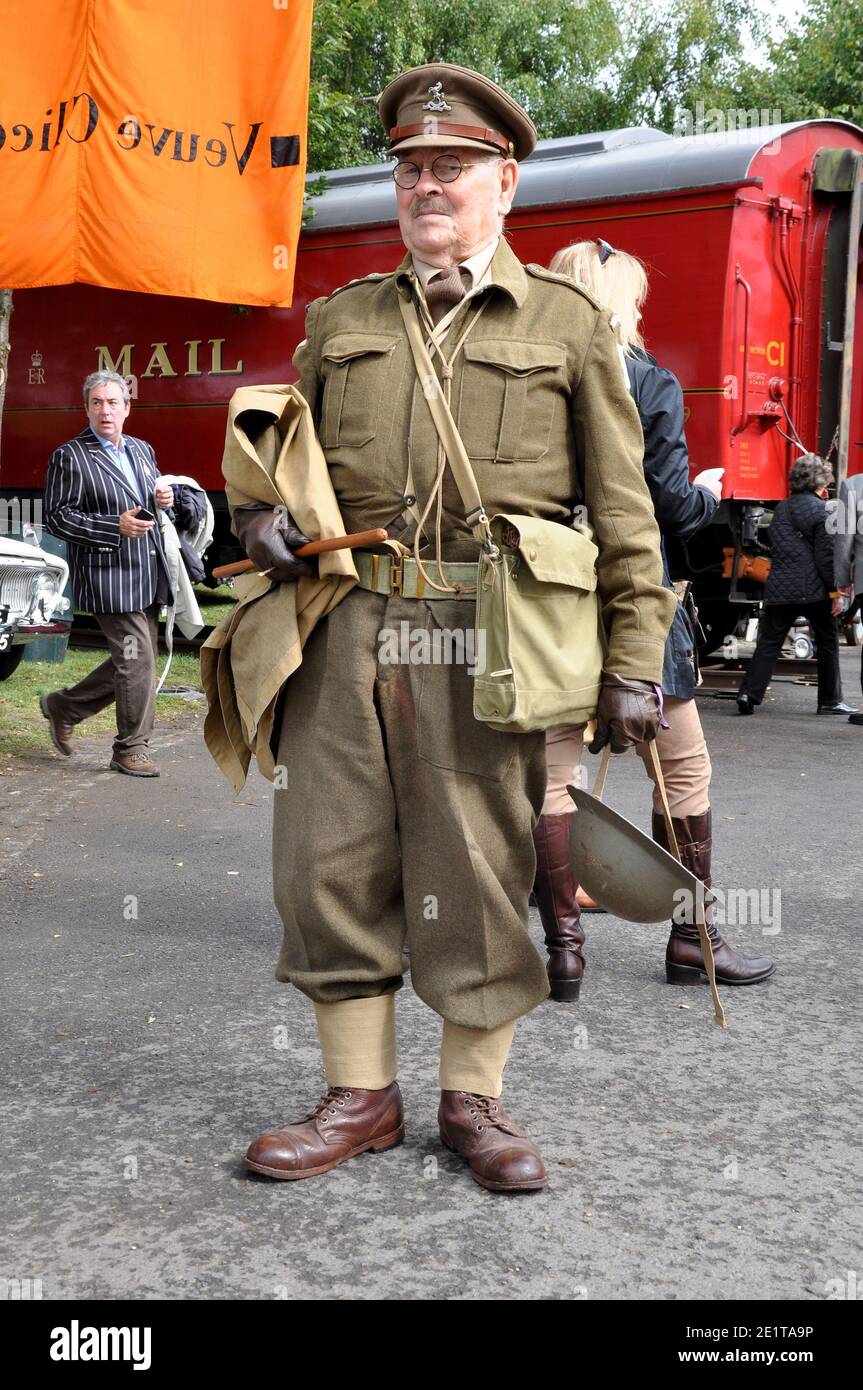 Besucher des Goodwood Revival, Großbritannien, gekleidet in Dad's Army Captain Manwaring, Home Guard Uniform. Ähnlich wie Arthur Lowe Charakter in TV-Show Stockfoto Besucher des Goodwood Revival, Großbritannien, gekleidet in Dad's Army Captain Manwaring, Home Guard Uniform. Ähnlich wie Arthur Lowe Charakter in TV-Show Stockfoto