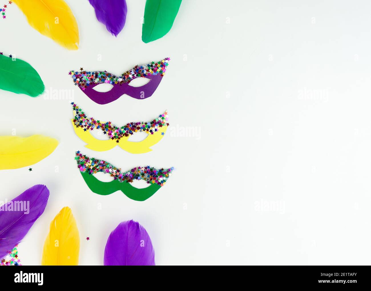 DIY farbige Mardi Gras Maske. Arbeitsplatz mit farbigem Papier, Federn, Konfetti, Glitter und Schere. Vorbereitung der Party. Faschingsdienstag, Fetter Dienstag. F Stockfoto