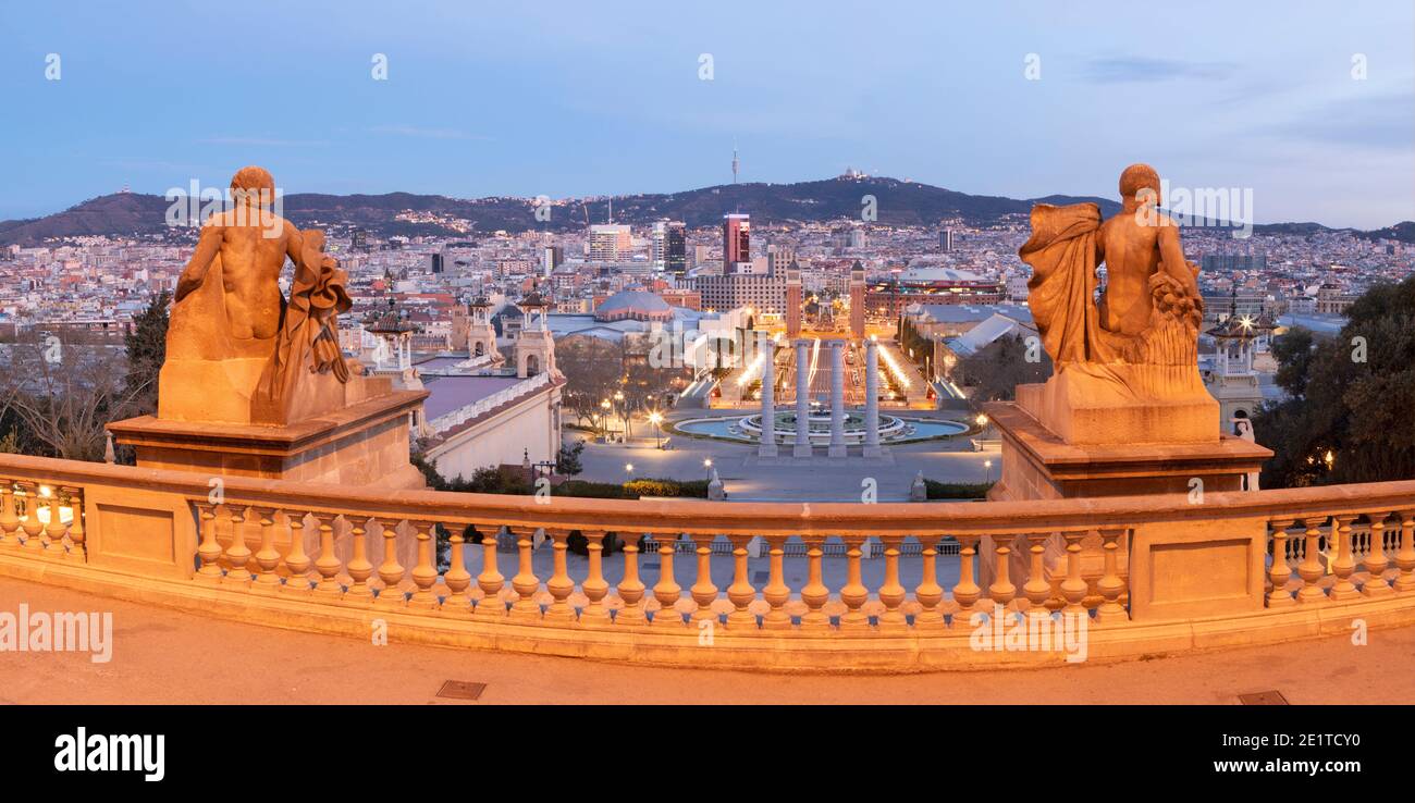 Barcelona - das Panorama vom Palace Real mit der Plaza Espana in der Dämmerung. Stockfoto