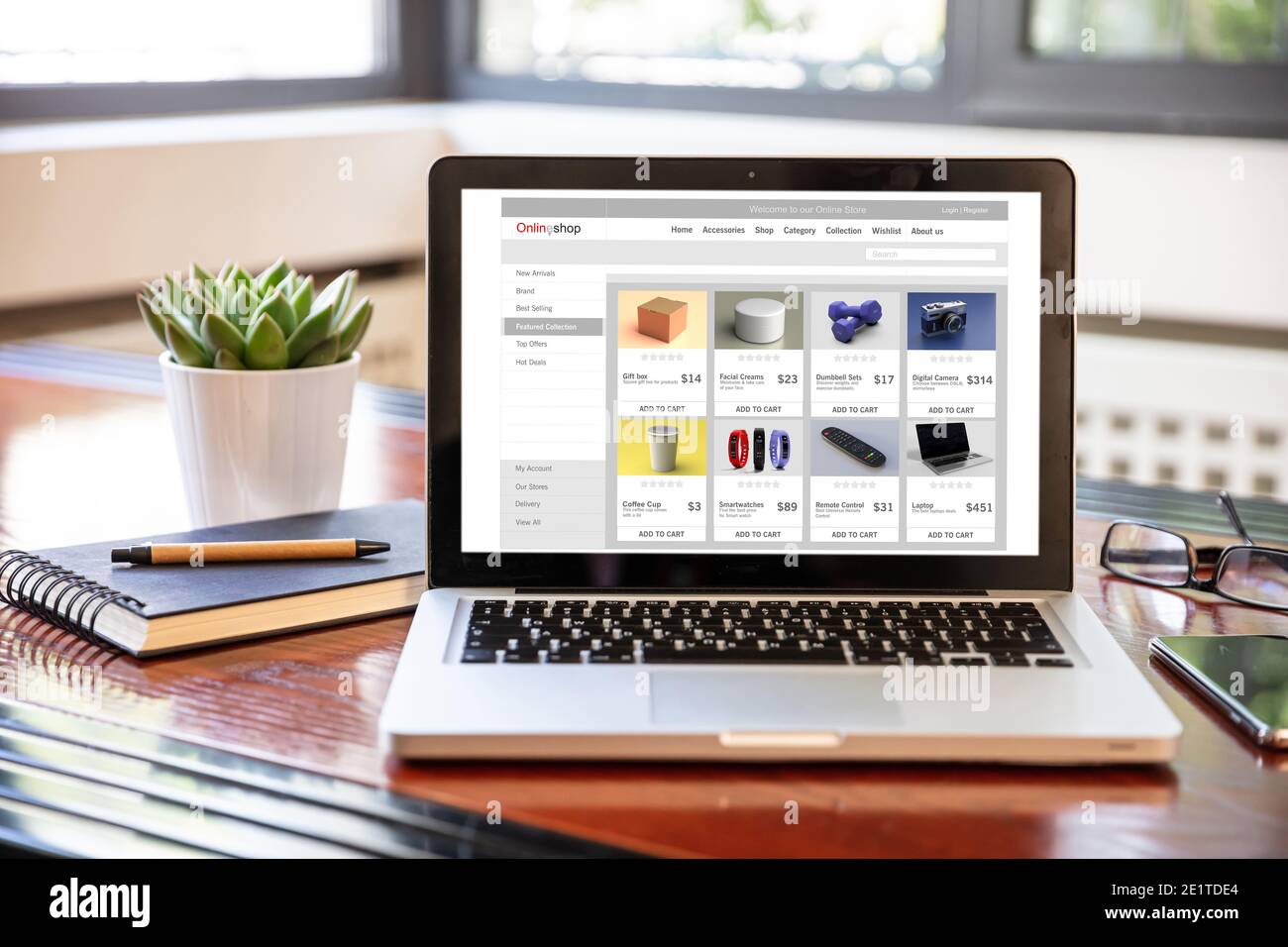 Online-Shop-Website, eShop, E-Commerce, digitale Marketing-Webseite auf einem Laptop-Bildschirm, Büroschreibtisch Hintergrund. Stockfoto