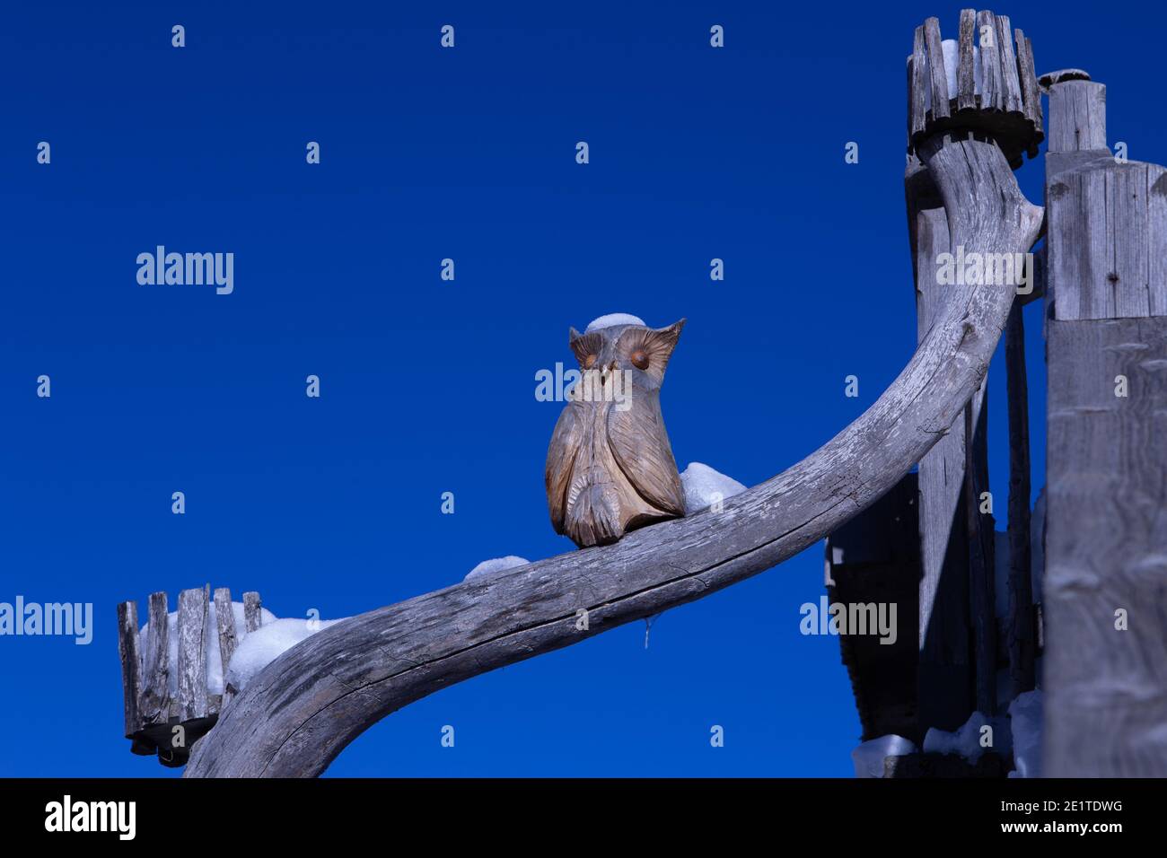 Eule in Holz geschnitzt in einem Berghaus Stockfoto