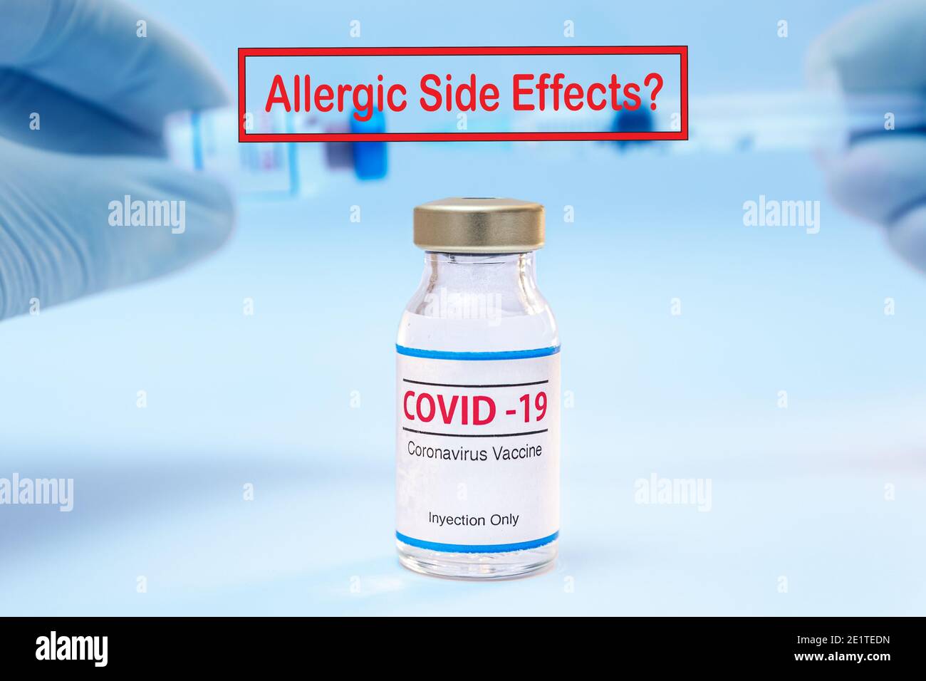 Flasche Coronavirus-Impfstoff und ein Warnzeichen Nebenwirkungen Mit Arztzügern mit Spritzenhintergrund Stockfoto