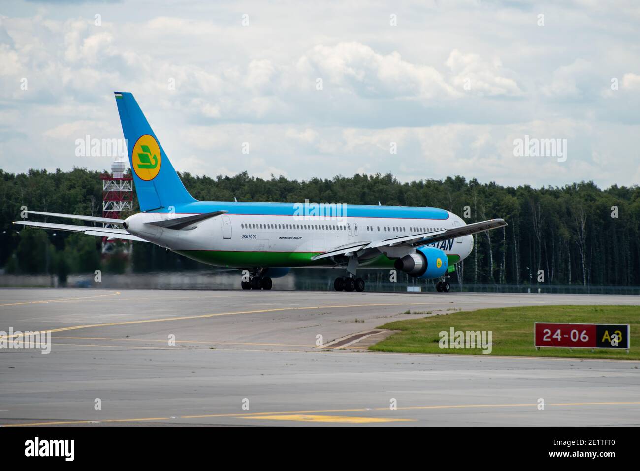 Juli 2019 In Moskau, Russland. Flugzeug Boeing 767-300 Usbekistan Airways am Flughafen Vnukovo in Moskau. Stockfoto