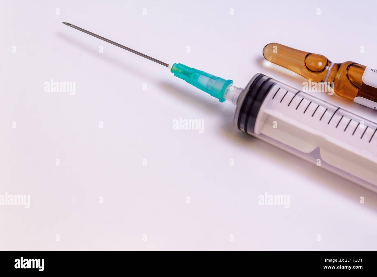 Spritze, Nadel und ein Medikamentenfläschchen auf weißem Hintergrund Stockfoto