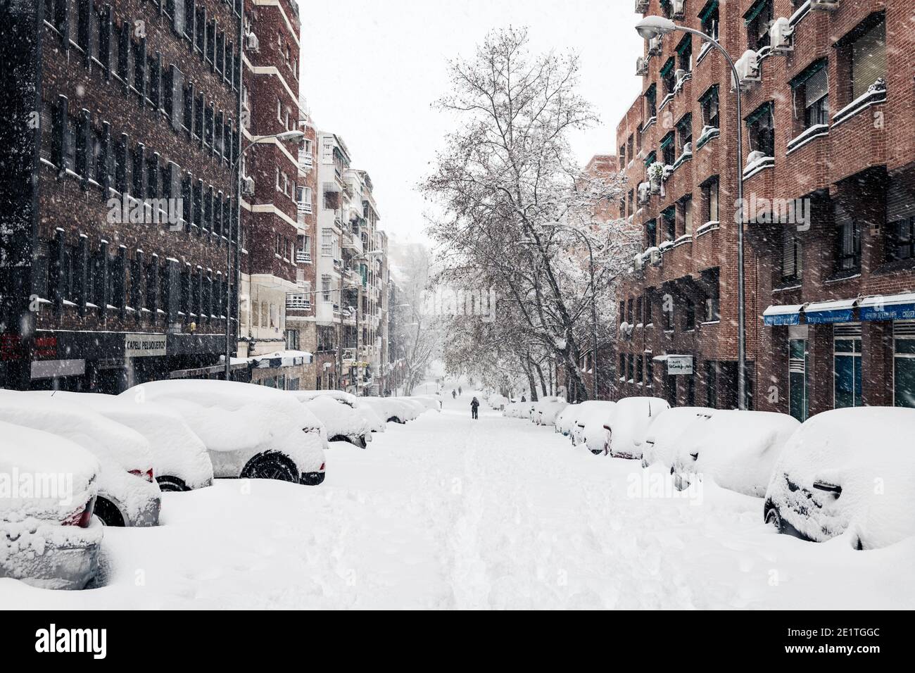 MADRID - 9. JANUAR 2021: Autos, die während des Sturms von Filomena auf einer Handelsstraße in Madrid unter dem Schnee liegen. Stockfoto