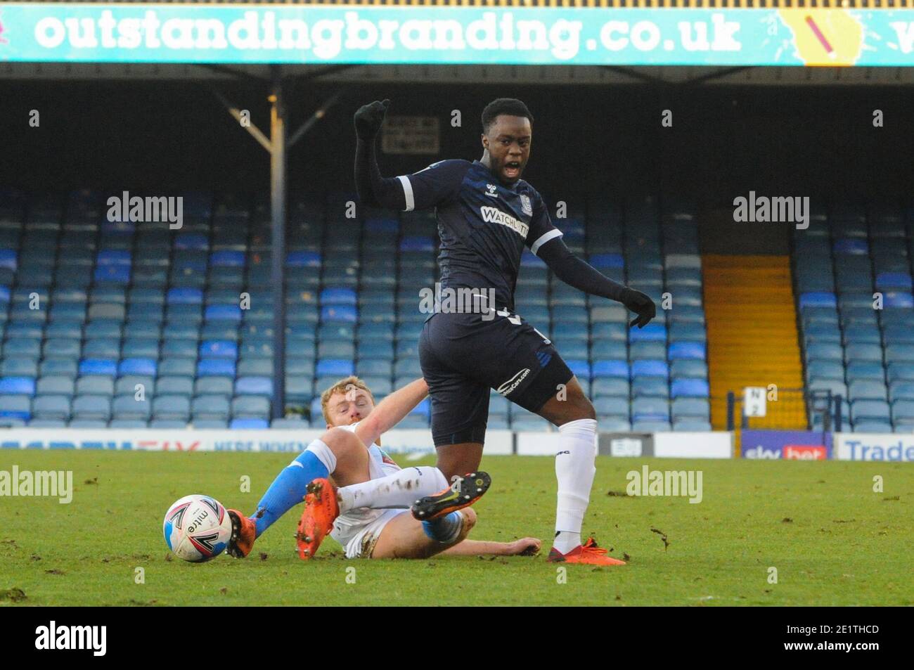 Barrows Chris Taylor tackelt Southends James Olayinka während des Sky Bet League 2 Spiels zwischen Southend United und Barrow in Roots Hall, Southend am Samstag, 9. Januar 2021. (Kredit: Ben Pooley - MI News) Kredit: MI Nachrichten & Sport /Alamy Live Nachrichten Stockfoto