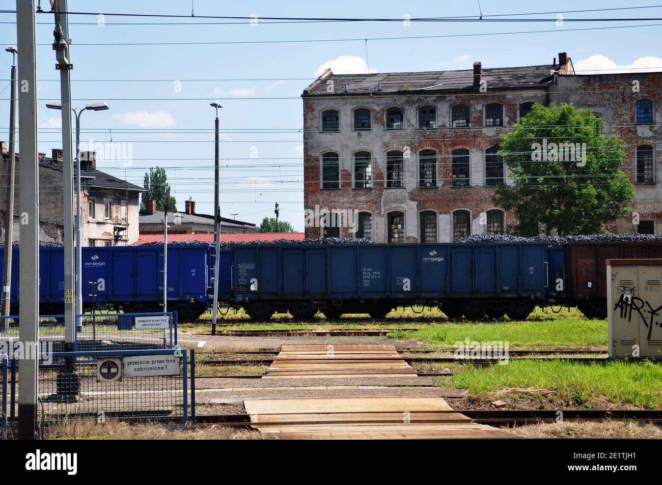 Ein Güterzug, der durch den Stau fährt. Stockfoto