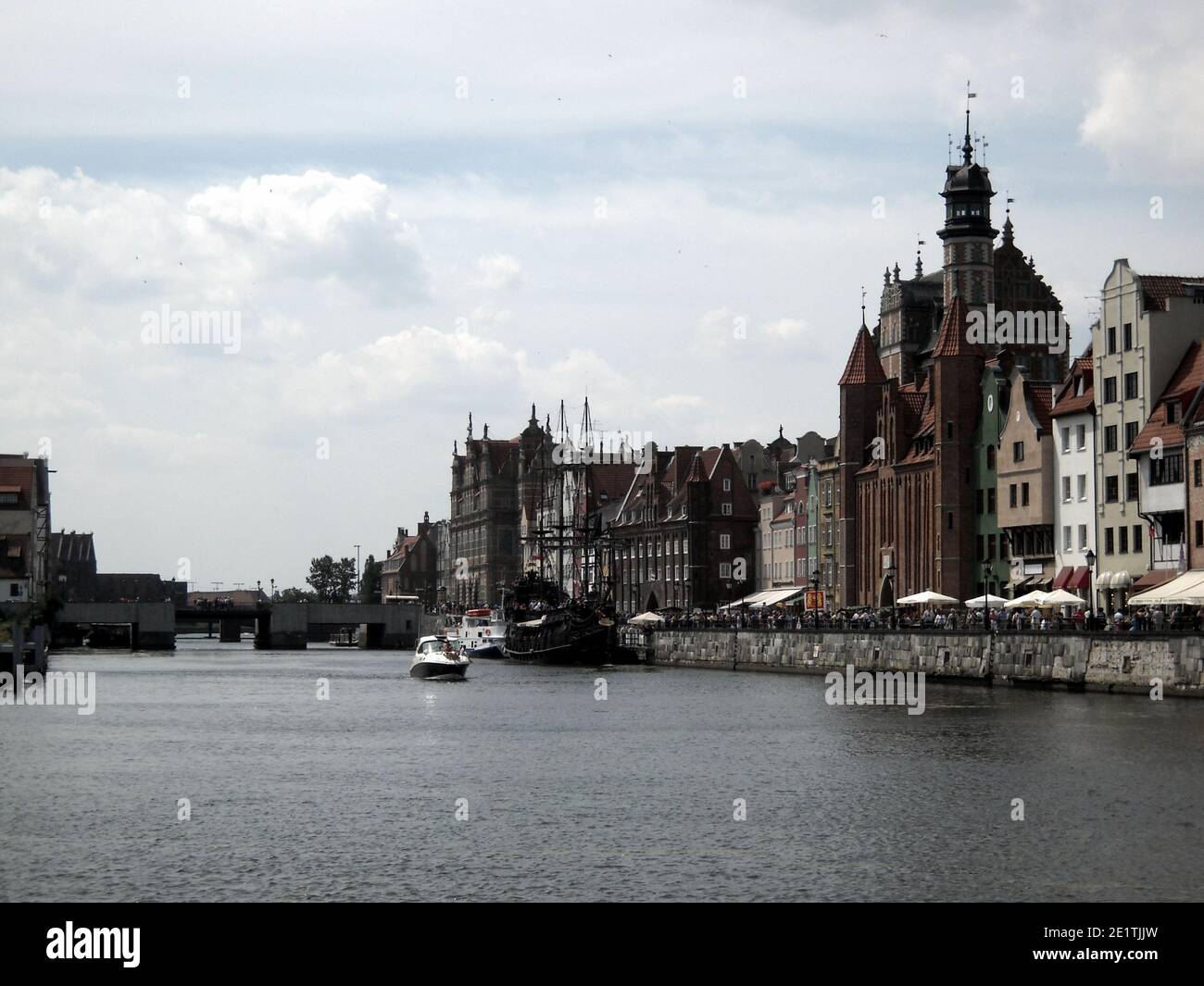 Die Altstadt von Gdańsk - Motława Ufer mit einem historischen Holzkran und einem Kaufmannsschiff aus der Vorkriegszeit. Stockfoto