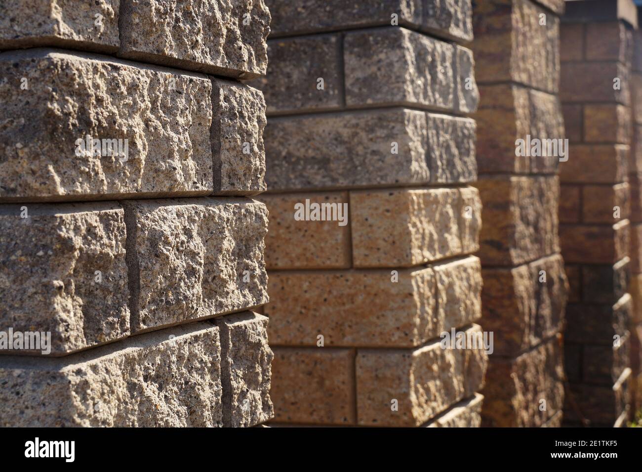 Shop mit Baumaterialien. Zaunpfosten aus geteiltem Gesichtsblock. Stockfoto