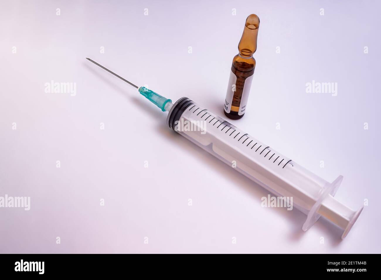 Spritze, Nadel und ein Medikamentenfläschchen auf weißem Hintergrund Stockfoto