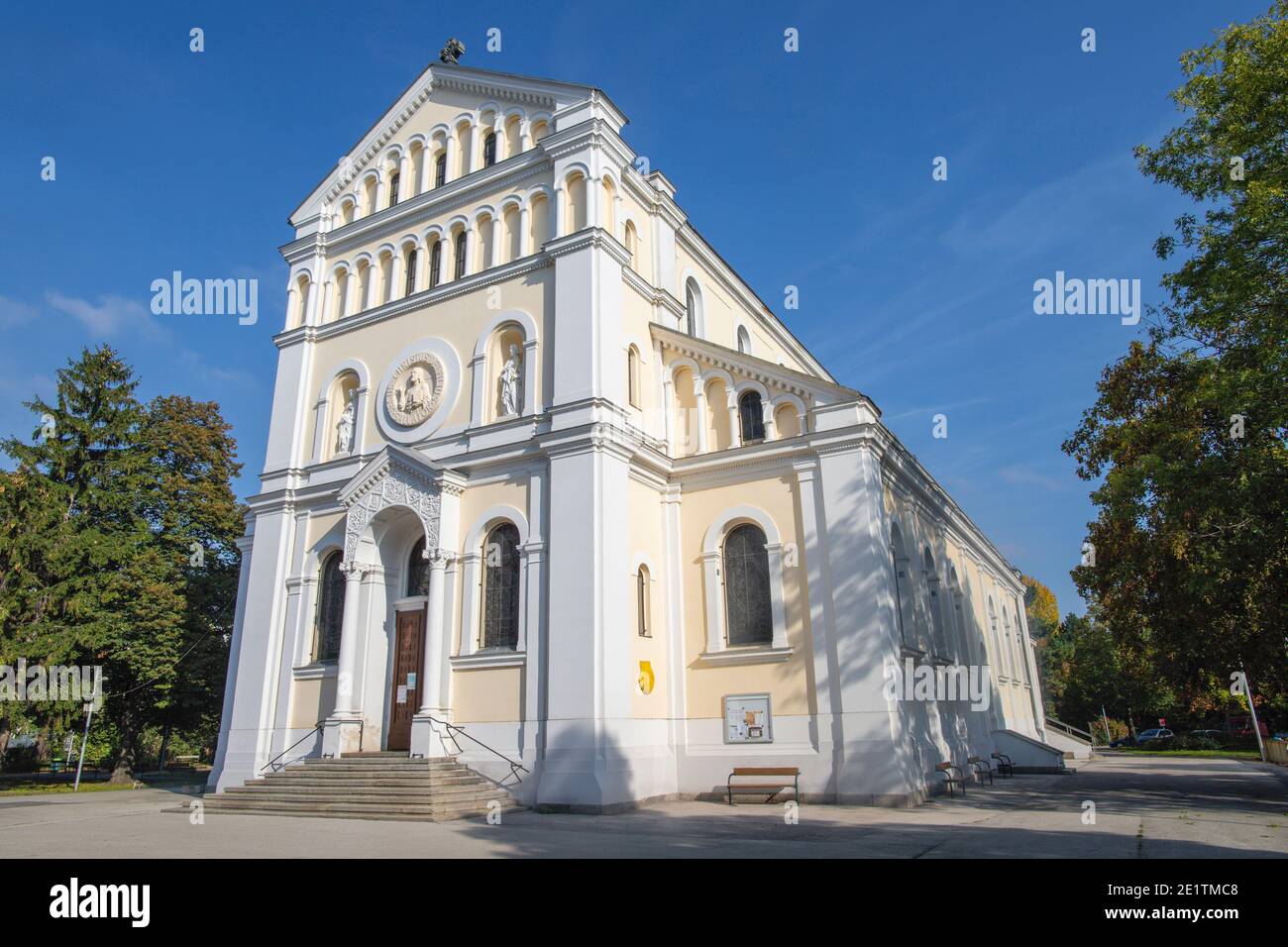 WIEN, AUSTIRA - 22. OKTOBER 2020: Die Pfarrkirche Kaisermühlen Ende 19. Jh. Stockfoto