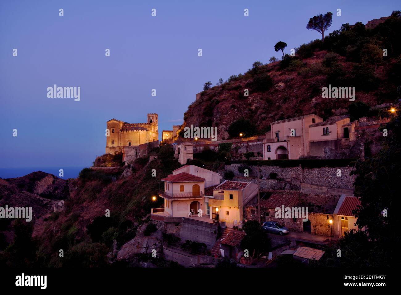 Nacht Blick Kirche und Häuser in Sizilien Stadt Savoca Bei Dämmerung Stockfoto