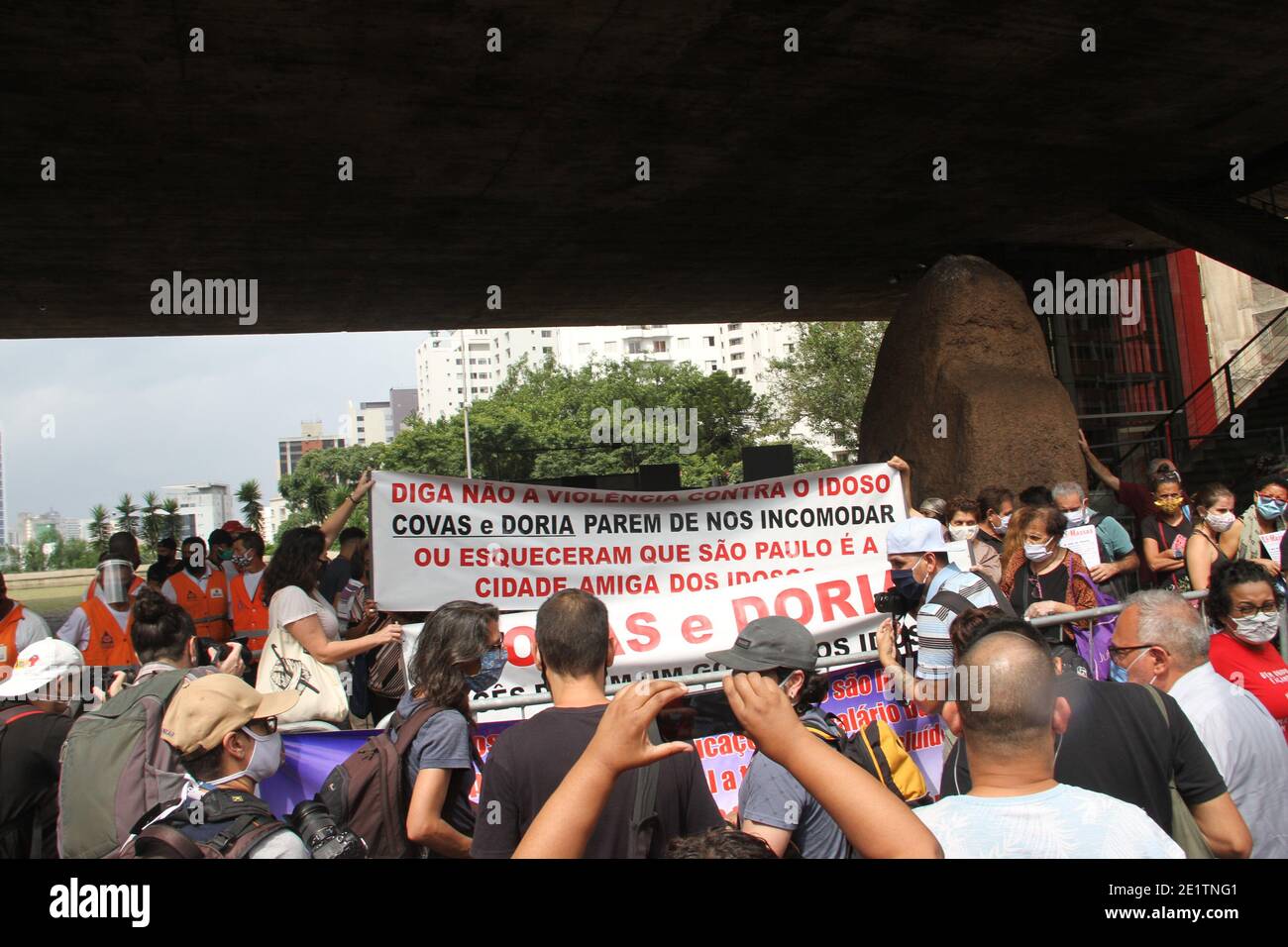 Sao Paulo, Brasilien. Januar 2021. SAO PAULO (SP), 09/01/2021 - ATO CONTRA A RETIRADA DO PASSE LIVRE DOS IDOSOS - um protesto pacifico contra a retirada do passe livre para idosos entre 60 e 64 anos na MASP na avenida paulista organizado pelo movimento passe livre e maes de maio da zona leste neste sabado . Protestadores marcharam ate rua da consolacao com protecao dos policias. Quelle: Niyi Fote/TheNEWS2/ZUMA Wire/Alamy Live News Stockfoto