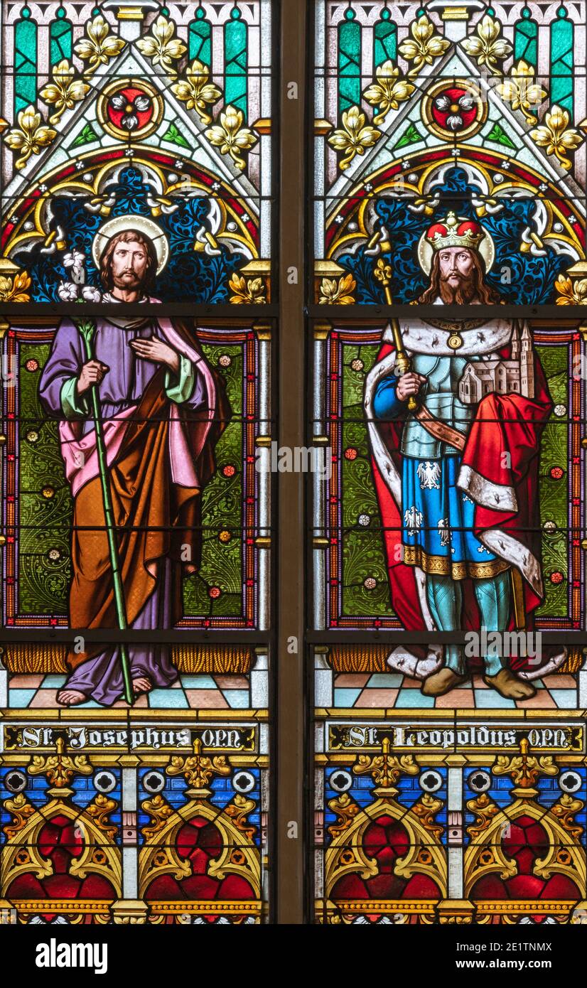 WIEN, AUSTIRA - 22. OKTOBER 2020: Die St. Jeseph und St. Leopold auf der Glasmalerei in der Laurentiuskirche von Arbeitsräumen aus Tschechien und Österreich Stockfoto