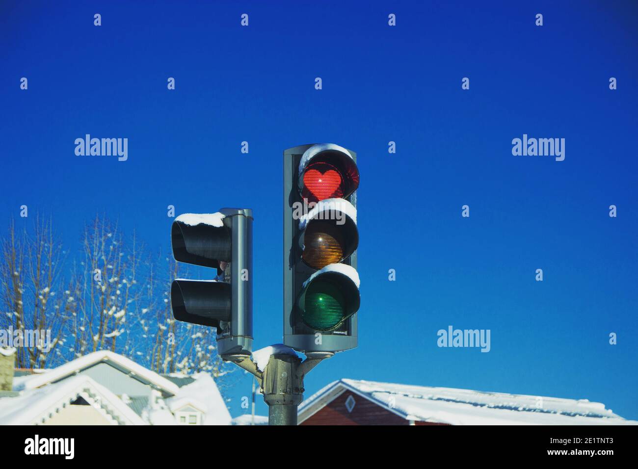 Herzförmige rote Ampel Ampel Ampel Liebe Symbol an der Kreuzung Straßenkreuzung in Akureyri Nordisland Europa auf kaltem Schnee Wintertag Stockfoto