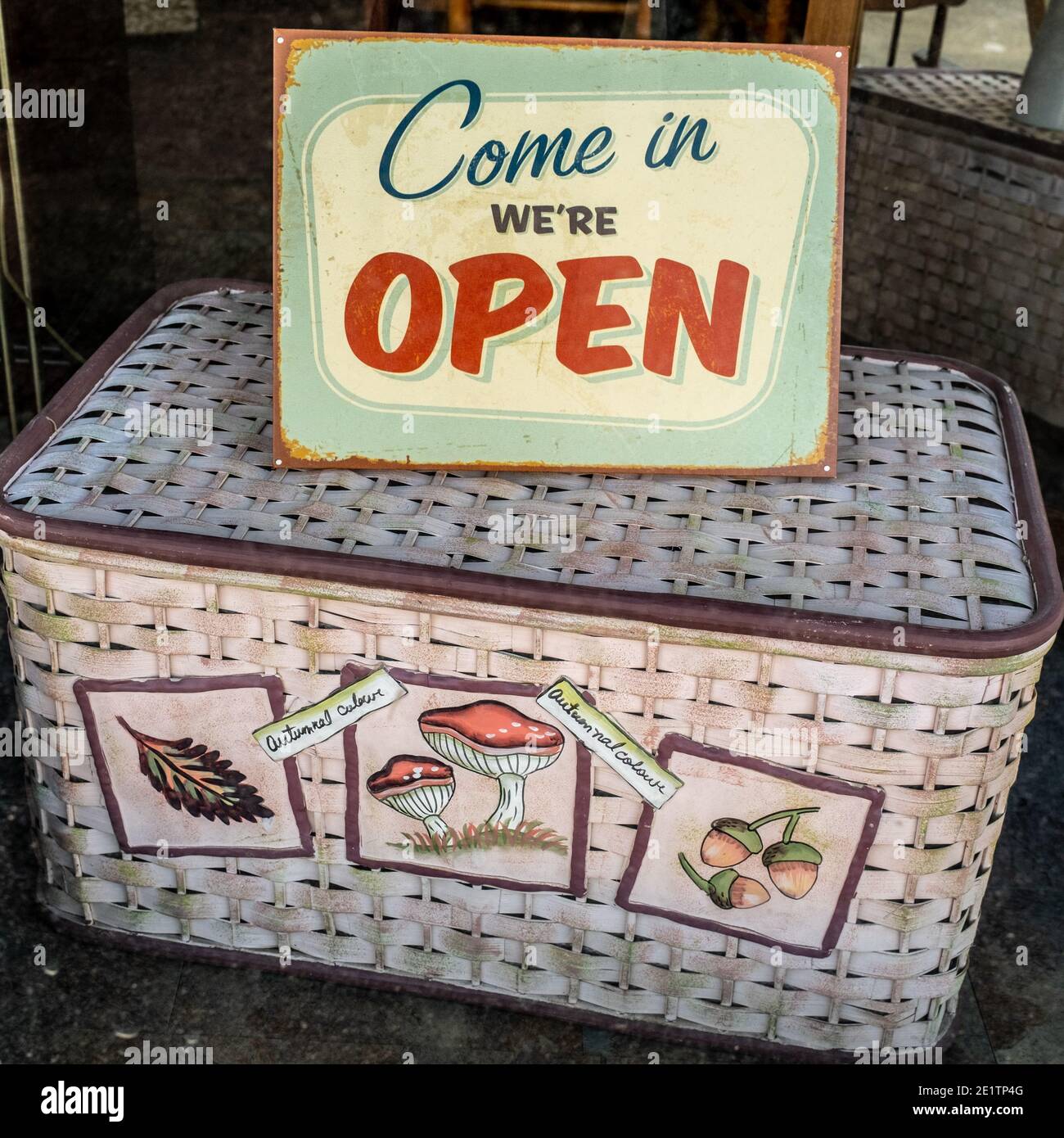 Beispiele für Werbung im Einzelhandel in einem kleinen Dorf in Hullbridge vom alten zum neuen. Stockfoto