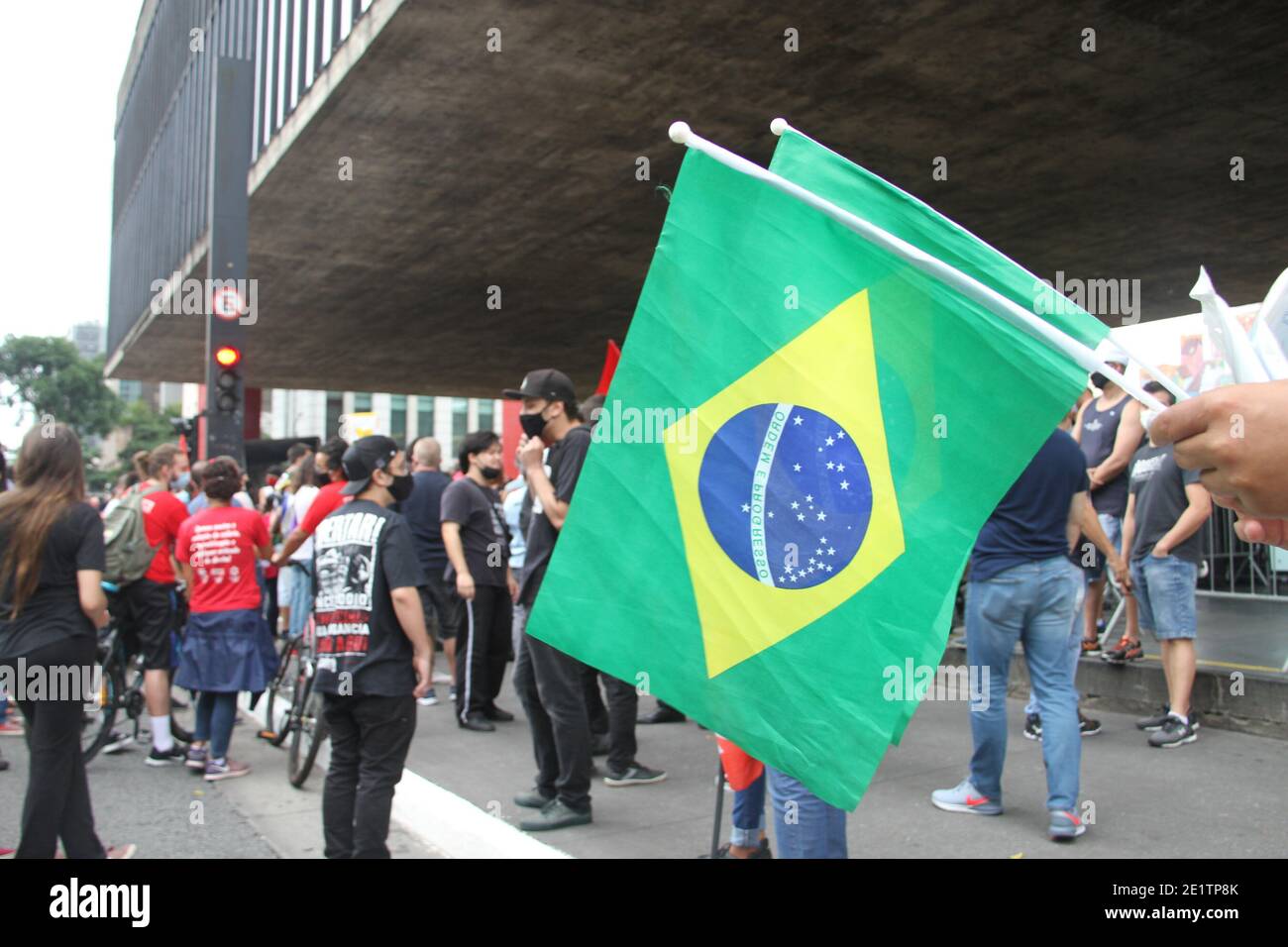 Sao Paulo, Brasilien. Januar 2021. SAO PAULO (SP), 09/01/2021 - ATO CONTRA A RETIRADA DO PASSE LIVRE DOS IDOSOS - um protesto pacifico contra a retirada do passe livre para idosos entre 60 e 64 anos na MASP na avenida paulista organizado pelo movimento passe livre e maes de maio da zona leste neste sabado . Protestadores marcharam ate rua da consolacao com protecao dos policias. Quelle: Niyi Fote/TheNEWS2/ZUMA Wire/Alamy Live News Stockfoto