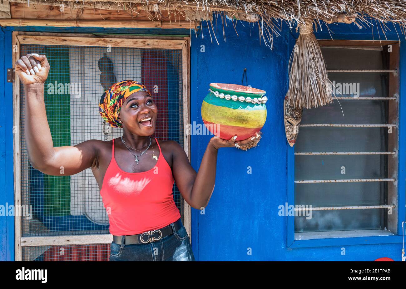 Afrikanische glückliche Frau mit einem Topf in der Hand warten Für Regen in der Trockenzeit in Ghana Stockfoto