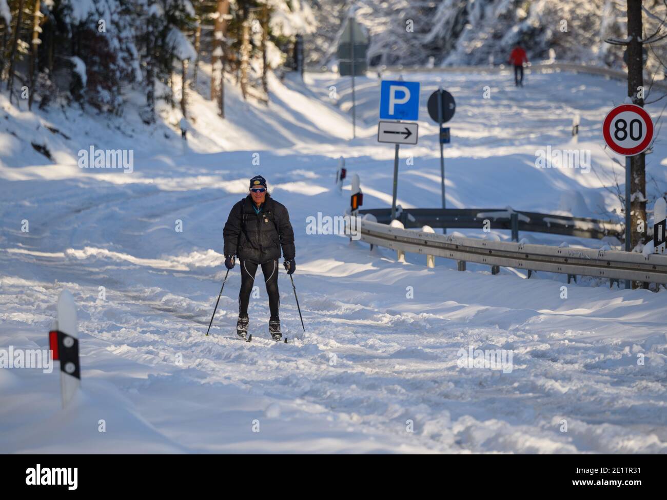 Schmitten, Deutschland. Januar 2021. Ein Mann ist auf der deutschen Limes Road mit Langlaufskiern unterwegs. Die Straße zum Feldberg ist nicht geräumt und für den Autoverkehr gesperrt. Das Feldberg-Gebiet im Taunus ist wegen Schneebruchs geschlossen und um einen Ansturm von Winterausflüglern zu vermeiden. Der Gipfel ist nur ohne motorisierten Transport erreichbar. Quelle: Andreas Arnold/dpa/Alamy Live News Stockfoto