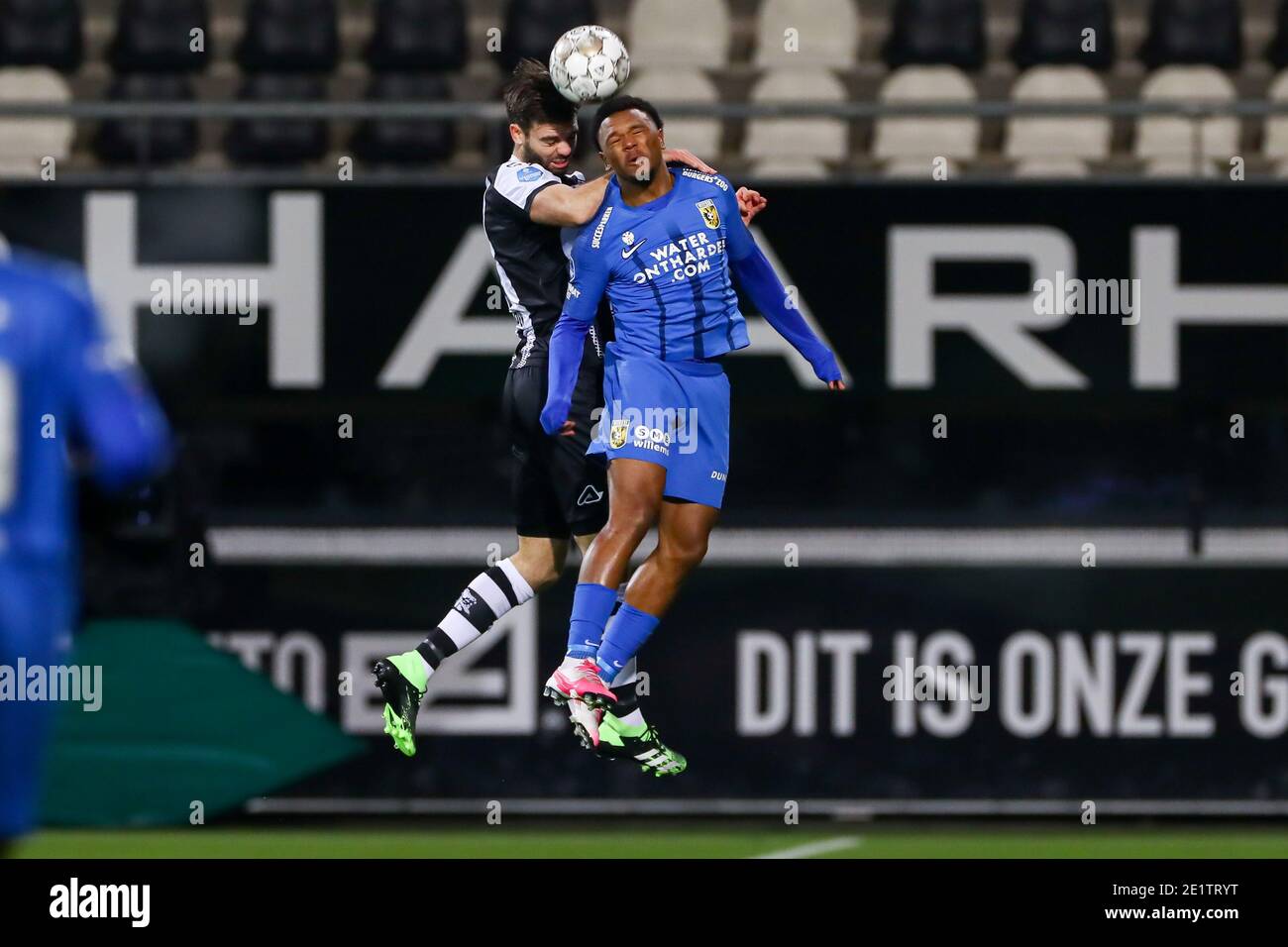 ALMELO, NIEDERLANDE - 9. JANUAR: (L-R): Robin Propper (c) von Heracles Almelo gegen Lois Openda von Vitesse während des niederländischen Eredivisie-Spiels zwischen Heracles Almelo und Vitesse im Erve Asito Stadion am 9. Januar 2021 in Almelo, Niederlande (Foto von Marcel ter Bals/BSR AgencyOrange BilderAlamy Live News) Stockfoto