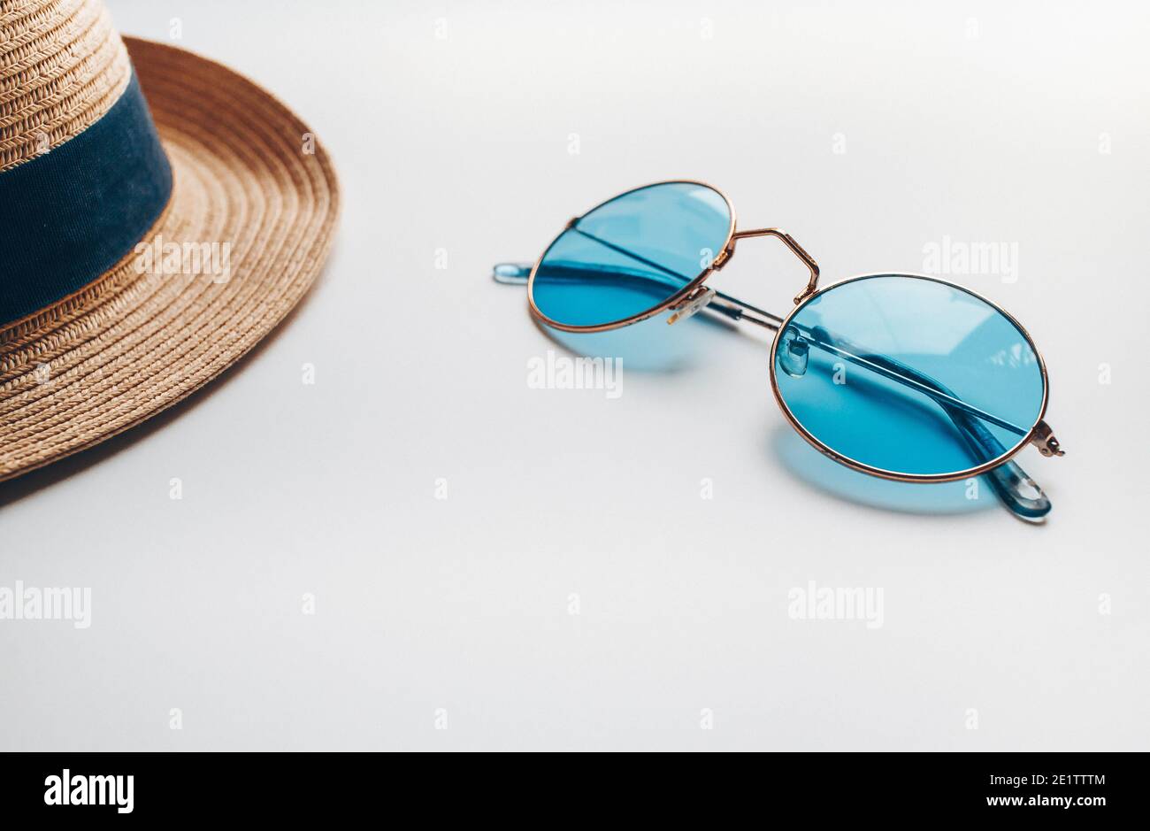 Sommerhut und blaue Sonnenbrille. Sommer zum Entspannen in der heißen Jahreszeit. Meer, Sand und Sonne. Stockfoto