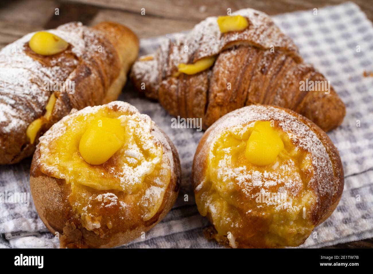 Italienischer Kaffee Cornetto (Croissant) und Gebäck Frühstück Mittagessen  Caffe pot Und Tassen Lebensmittel Display Creme veneziana Stockfotografie -  Alamy