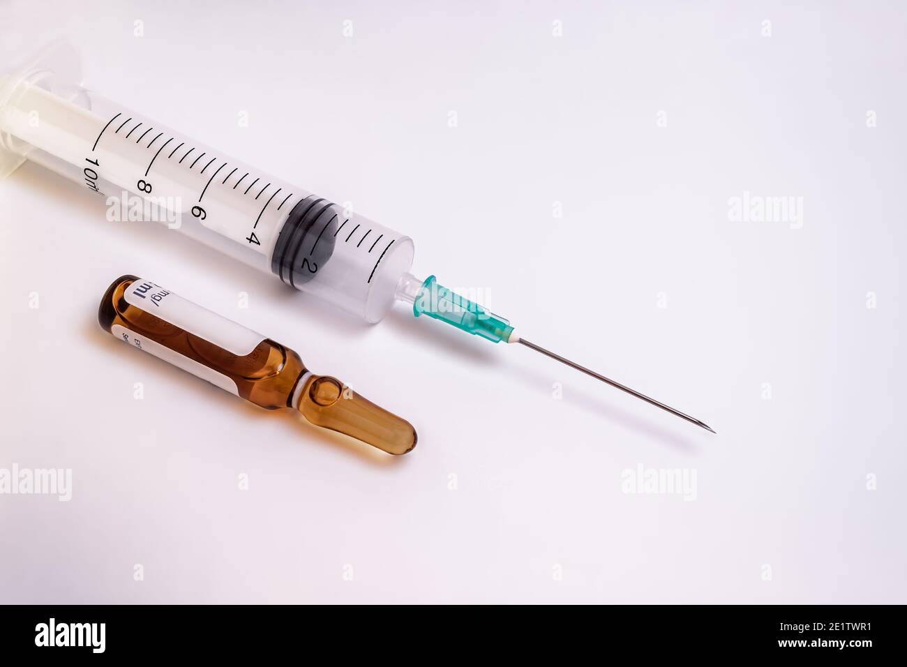 Spritzennadel und Medikamentenfläschchen auf weißem Hintergrund Stockfoto