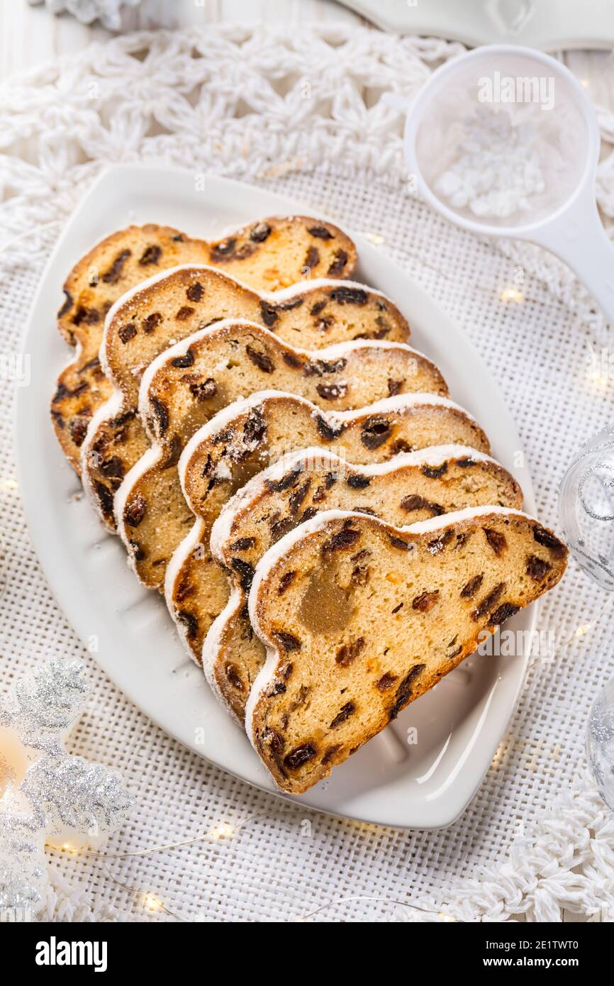 Traditioneller Weihnachtsstollen mit Puderzucker. Weihnachtskuchen. Deutsches Weihnachtsbrot. Stockfoto