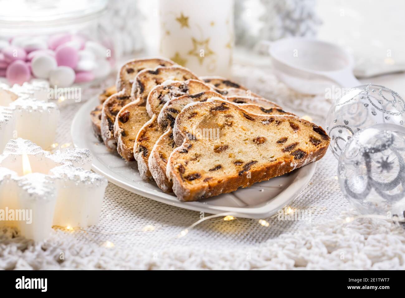 Traditioneller Weihnachtsstollen mit Puderzucker. Weihnachtskuchen. Deutsches Weihnachtsbrot. Stockfoto